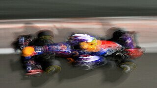 Vettel gegen Webber: Lässt es Sebastian Vettel nach dem Gewinn der Weltmeisterschaft etwa lockerer angehen? In Abu Dhabi musste er sich zum zweiten Mal in diesem Jahr gegen Mark Webber geschlagen geben. Die Konkurrenz hatte Red Bull aber einmal mehr im Griff, von hinten droht kaum Gefahr. Neuer Stand Vettel gegen Webber: 15-2, Foto: Sutton