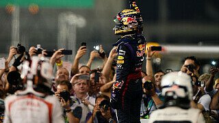 Marca, Spanien: "Vettel stellt Schumachers Rekord ein. Er gewinnt den siebten Grand Prix in Folge wie Michael 2004. Der viermalige Weltmeister erdrückt alle in Abu Dhabi.", Foto: Sutton