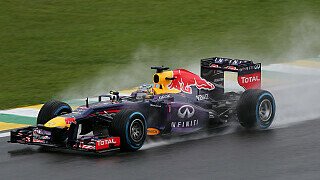 Vettel gegen Webber: Was für eine Machtdemonstration zum Ende der Saison! Weltmeister Sebastian Vettel holte sich souverän die Pole Position und ließ Mark Webber einmal mehr alt aussehen. Der Australier war 1.093 Sekunden langsamer als Vettel und geht am Sonntag von Platz vier ins Rennen. Endstand Vettel gegen Webber: 17-2, Foto: Sutton