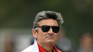 Marco Mattiacci: mehr als nur neuer Ferrari Teamchef. Der Italiener sorgte bei seiner Ankunft im nebligen China mit Sonnenbrille für einige Lacher. Sonnenbrillen haben in der Formel 1 Tradition. Motorsport-Magazin.com hat die coolsten und lustigsten Bilder., Foto: Sutton