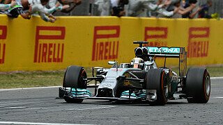 Der Große Preis von Spanien bescherte Lewis Hamilton den vierten Sieg in Folge. Dieses Mal hatte es Hamilton aber nicht so bequem wie in China. Im Ziel lag sein Teamkollege Nico Rosberg lediglich 0,636 Sekunden hinter ihm., Foto: Sutton
