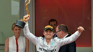 Monaco ist ein guter Boden für Nico Rosberg. Der Deutsche lebt nicht nur im Fürstentum, sondern gewann den Glitzer-Grand-Prix auch zum zweiten Mal in Folge. Er ist der erste Pilot seit Ayrton Senna, dem dies gelang. Bis zu den sechs Siegen des Brasilianers fehlt aber noch ein gutes Stück., Foto: Sutton