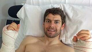 Crutchlow an beiden Unterarmen operiert