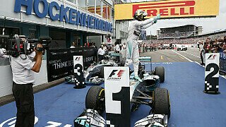 Motorsport-Magazin.com: "Heimsieg! Rosberg triumphiert in Hockenheim - Nico Rosberg krönt die schönste Woche seine Lebens mit seinem ersten Sieg auf deutschem Boden. Lewis Hamilton gelingt eine spektakuläre Aufholjagd.", Foto: Mercedes AMG