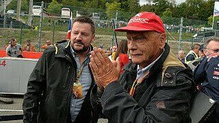 Verstappen macht ein unartiges Manöver nach dem Start und schiebt den Kimi hinaus. Vollkommener Wahnsinn! Der gehört zurück in die Schule. Das ist vollkommen falsch. Der gehört in die Psychatrie. Man muss es einmal sagen. Wenn er jetzt wieder sagt, der Kimi ist Schuld: der kann überhaupt nichts dafür! , Foto: Sutton Verstappen macht ein unartiges Manöver nach dem Start und schiebt den Kimi hinaus. Vollkommener Wahnsinn! Der gehört zurück in die Schule. Das ist vollkommen falsch. Der gehört in die Psychatrie. Man muss es einmal sagen. Wenn er jetzt wieder sagt, der Kimi ist Schuld: der kann überhaupt nichts dafür! , Foto: Sutton