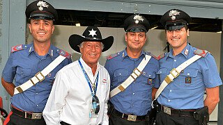 F1-Legende Mario Andretti zu Gast in Italien - Der Cowboy muss aber scheinbar keine Angst vor den örtlichen Ordnungshütern haben., Foto: Sutton
