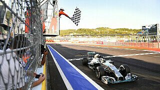 "Debütsieg in Sochi - Der erste GP-Sieger in Russland heißt Lewis Hamilton. Sein Teamkollege Nico Rosberg kämpfte sich bravourös auf Platz zwei zurück", war auf Motorsport-Magazin.com zu lesen. Die weiteren Pressestimmen..., Foto: Mercedes-Benz