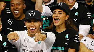 Nach 2008 holt Lewis Hamilton 2014 seinen zweiten Weltmeistertitel. Im Gegensatz zum ersten Titel war es aber nicht so knapp. Mit 384 Punkten hat der Brite 67 Zähler Vorsprung auf seinen Teamkollegen., Foto: Mercedes-Benz
