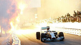 Die Formel-1-Saison 2014 war ein absoluter Knaller - in vielerlei Hinsicht. Mercedes dominierte nach Belieben. Lewis Hamilton und Nico Rosberg lieferten sich ein packendes Duell. Daniel Ricciardo düpierte Sebastian Vettel. Williams gelang ein tolles Comeback. Eine Finanzkrise grassierte. Auf dem Fahrermarkt brach heilloses Chaos aus. Und ein schlimmer Unfall überschattete alles. Motorsport-Magazin.com-Redakteur Jonas Fehling fasst die Saison von A bis Z zusammen., Foto: Mercedes-Benz