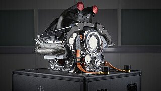 Diskussionen um neue Ära
Noch vor Beginn der Turbo-Hybrid-Ära herrschen Diskussionen. Wann soll das neue Motorenreglement kommen und wie? Der ursprüngliche Plan, die neuen Motoren 2013 einzuführen, wird verworfen. Auch ein 4-Zylinder-Konzept für den neuen Motor lässt die Formel 1 fallen. Stattdessen gehen die neuen Hybrid-Antriebe 2014 mit sechs Zylindern an den Start., Foto: Mercedes-Benz