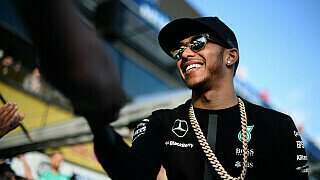 The Guardian: Lewis Hamilton zeigt Nico Rosberg, wer der Boss ist. Hamiltons Spaziergang im Albert Park ist eine heftige Abfuhr für Rosbergs Hoffnungen. , Foto: Sutton