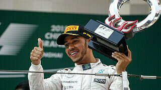 The Guardian: Lewis Hamilton hat Streit mit Nico Rosberg nach seinem Sieg in China. Der Mercedes-Teamkollege ist mit Hamiltons Renntaktik unzufrieden. Das Team sagt aber, der Weltmeister habe Rosberg nicht absichtlich aufgehalten. Ein merkwürdiger Cocktail aus Champagner und einem Spritzer bösen Bluts., Foto: Sutton