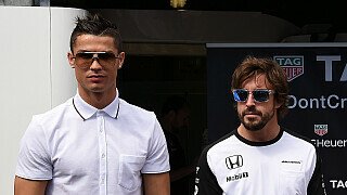 Cristiano Ronaldo und Fernando Alonso: zwei Topverdiener unter sich. Der Spanier liegt derzeit auf dem 17. Rang in der Fahrerwertung, aber auf Platz 1 der Topverdiener. Schätzungen nach beträgt sein Jahresgehalt stolze 35 Millionen Euro., Foto: Sutton
