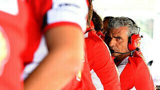 Gazzetta dello Sport: "Bei Ferrari explodieren Reifen und Polemik. Nichts ist für einen Piloten verheerender als die Angst, die für Vettel jetzt zur Obsession geworden ist. Ferrari ist ein großes Risiko eingegangen, indem das Team beschlossen hat, so lange dieselben Reifen einzusetzen. Ferrari hat die Grenzen ausgetestet und verloren.", Foto: Ferrari