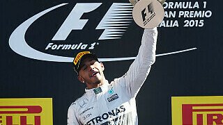 Lewis Hamilton fährt derzeit wie von einem anderen Stern. Der Brite feierte in Monza seinen 40. Karriere-Sieg und könnte mit einem weiteren Erfolg in zwei Wochen in Singapur mit Ayrton Senna und Sebastian Vettel gleichziehen., Foto: Sutton