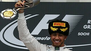 Ein neuer GP, ein weiterer Sieg: Nach seinem Triumph in Japan siegte Lewis Hamilton auch in Russland. Der Siegerpokal aus Sochi ist bereits der 42. in seiner Karriere. Der Mercedes-Pilot überholt damit
Formel-1-Legende und Vorbild Ayrton Senna (41 Siege) und zieht mit Formel-1-Kollege Sebastian Vettel gleich. In der ewigen Bestenliste liegen nur noch Alain Prost (51 Siege) und Michael Schumacher (91 Siege) vor dem Mercedes-Piloten. , Foto: Sutton