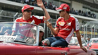 Vor der Fahrerparade ging ein Ferrari kaputt. Vettel und Räikkönen teilten sich danach ein Mobil., Foto: Sutton