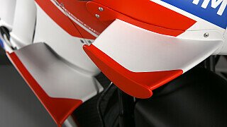 Aerodynamische Konstruktionen, die man sonst nur aus der Formel 1 kennt, halten seit 2015 auch in der MotoGP Einzug. Die Einführung der Einheitselektronik im Vorjahr hatte zur Folge, dass sich die Hersteller durch die Software zur Motorsteuerung zusätzlich weniger gut gegen Wheelie beim Beschleunigen wehren konnten. Eine mechanische Lösung musste also her. Was bei Ducati begann, griffen so bald auch alle anderen Werke auf. Mit Saisonende 2016 wurden derartige Konstruktionen verboten. Doch die Ingenieure fanden eine Lücke im Regelwerk., Foto: Ducati
