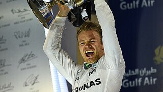 Gazzetta dello Sport (Italien): "Rosberg Emir in der Wüste, Räikkönen Zweiter, Vettel im Rauch. Zuverlässigkeits-Alarm bei Ferrari. Nico macht seinen zweiten Sieg im Jahr 2016 perfekt und profitiert vom schwarzen Tag für Lewis. Dieses Mal hat Seb die Probleme mit dem Motor. Eine große Rauchwolke und der Traum von Tausend und einer Nacht löst sich schon in der Einführungsrunde in Luft auf. Was für ein schwarzer Sonntag für Seb.", Foto: Sutton