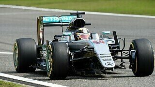 The Guardian (England): "Lewis Hamilton flirtet noch immer mit der Glücksgöttin, aber sie missachtet ihn weiterhin. Die ganze Woche wurde er für seinen Optimismus trotz aller Rückschläge gelobt - am Sonntagnachmittag schien es dann doch, als fühle sich Hamilton ein wenig verloren. Natürlich stehen in dieser längsten Saison der Geschichte noch 18 Rennen aus. Aber die Annahme, dass sich Pech im Laufe der Saison stets ausgleicht, ist falsch. Dies könnte Rosbergs Glücksjahr sein."