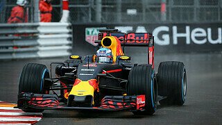 2016 - Wo sind bloß Ricciardos Reifen hin?:
Die Saison 2016 wurde komplett von Mercedes dominiert, doch die enge Strecke in Monaco ist bekanntermaßen speziell. Daniel Ricciardo nutze seine Chance und stellte den Red Bull mit einer spektakulären Runde auf Pole-Position. Am Sonntag regnete es, doch auch das hielt den Australier nicht auf. Souverän fuhr der 'Honigdachs' vorneweg, bis die Strecke trocken genug für Slicks war. Doch dann ließ ihn ausgerechnet seine eigene Crew im Stich: Ricciardo kam an die Box, aber keine Reifen waren da. Bis die Mechaniker sie aus der Box geholt und am Auto montiert hatten, war Lewis Hamilton vorbeigezogen. Der sonstige Strahlemann war bei der Siegerehrung sichtlich angefressen. 2018 bekam er jedoch seine Erlösung und holte sich den längst verdienten Monaco-Sieg.
, Foto: Sutton