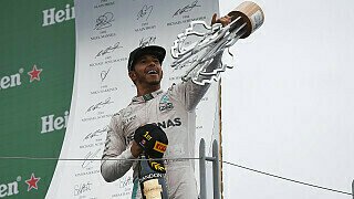The Guardian: Hamilton gewinnt und schließt die Lücke zu Rosberg. Die Strategie des Weltmeisters war besser als die von Vettel, der deswegen Zweiter wurde. Dass Hamilton seinen Sieg Muhammad Ali widmete, war ein herzzerreißender Tribut. Doch da war noch eine andere Botschaft: Der Champ ist wieder im Ring und fordert seinen Herausforderer zum Kampf., Foto: Sutton