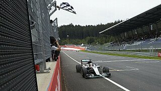 Mit seinem dritten Saisonsieg knabbert Lewis Hamilton wieder ein Stück vom Vorsprung Nico Rosbergs ab. Nach neun Rennen trennen die beiden Mercedes-Piloten elf Zähler.
