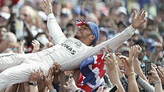 Fast hat er es geschafft mit seinem Teamkollegen gleichzuziehen: Nach zehn Rennen steht Lewis Hamilton bei vier Saisonsiegen, Nico Rosberg bei fünf Triumphen., Foto: Sutton