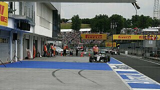 Hamilton startet mit Crash ins Ungarn-Wochenende Hamilton startet mit Crash ins Ungarn-Wochenende