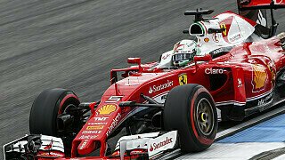 Vettel kämpft mit schiefem Lenkrad