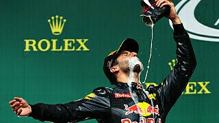 Champagner und keine Gläser weit und breit? Kein Problem, Daniel Ricciardo hat eine andere Lösung gefunden. Der Schuh als Trinkgefäß., Foto: Red Bull