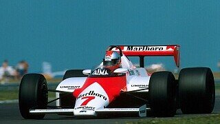 USA-West 1983: Die wohl größte Aufholjagd aller Zeiten gelang aber John Watson. In Long Beach arbeitet sich der Brite in McLaren-Diensten von Startplatz 22 bis auf Rang 1 nach vorne. Nie siegte ein Formel-1-Pilot von einem schlechteren Startplatz aus. Teamkollege Niki Lauda macht den Doppelsieg perfekt - von Startplatz 23 aus. Die beiden McLaren-Fahrer profitierten vom deutlich schonenderen Umgang mit ihren Michelin-Reifen., Foto: Sutton USA-West 1983: Die wohl größte Aufholjagd aller Zeiten gelang aber John Watson. In Long Beach arbeitet sich der Brite in McLaren-Diensten von Startplatz 22 bis auf Rang 1 nach vorne. Nie siegte ein Formel-1-Pilot von einem schlechteren Startplatz aus. Teamkollege Niki Lauda macht den Doppelsieg perfekt - von Startplatz 23 aus. Die beiden McLaren-Fahrer profitierten vom deutlich schonenderen Umgang mit ihren Michelin-Reifen., Foto: Sutton