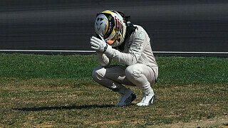 Hamilton nach Motorschaden stinksauer: Immer ich! Hamilton nach Motorschaden stinksauer: Immer ich!