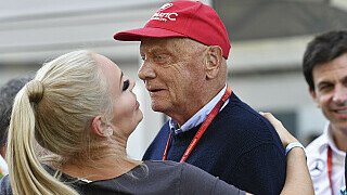 Ski-Ass Lindsey Vonn stattete der Formel 1 in Austin einen Besuch ab. Die Blondine ist ja bekanntlich seit der Trennung von Tiger Woods Single. Und wie es scheint hat Vonn auch schnell gefallen an jemand Neuem gefunden - doch Niki möchte davon natürlich nichts wissen...