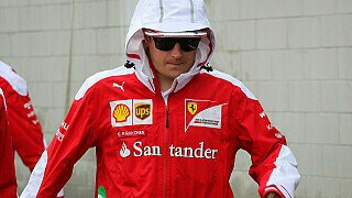 Kimi Räikkönen war der ganze Regen nicht geheuer. Er verkroch sich in seinem Regenmantel, den er auch schon vor dem Rennende wieder anziehen musste, nachdem er bei den tückischen Bedingungen ausgeschieden war., Foto: Sutton