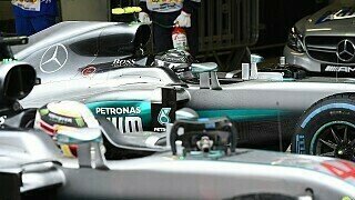 The Times: Hamilton warnt Rosberg: 'Ich sitze dir im Nacken.' Hamilton gewann das chaotische Rennen in Brasilien und hielt so seine Titelchancen am Leben. Es war ein emotionaler Sieg in Interlagos, der Heimstrecke von Ayrton Senna, mit einer Performance, welche an die außergewöhnlichen Leistungen von Hamiltons Kindheitsidol erinnerte., Foto: Sutton