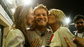 Nico Rosberg krönte sich in Abu Dhabi zum Weltmeister - das ist doch ein Grund zum Knutschen, oder? Ehefrau Vivian und Mama Sina hielten sich jedenfalls nicht zurück., Foto: Sutton