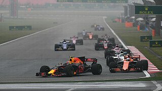 Nach seinem Meisterstück in Brasilien folgte schon ein paar Monate später beim Großen Preis von China 2017 die nächste Aufholjagd. Nach Motor-Problemen im Qualifying musste Verstappen sich mit Startposition 16 begnügen. Das hielt den damals 19-Jährigen aber nicht davon ab, einen Podiumsplatz zu ergattern. Schon am Ende der ersten Runde befand sich der Niederländer auf Position sieben, am Ende des Rennens sogar auf Position drei - vor Teamkollege Daniel Ricciardo, der von Platz fünf aus ins Rennen gegangen war., Foto: Sutton Nach seinem Meisterstück in Brasilien folgte schon ein paar Monate später beim Großen Preis von China 2017 die nächste Aufholjagd. Nach Motor-Problemen im Qualifying musste Verstappen sich mit Startposition 16 begnügen. Das hielt den damals 19-Jährigen aber nicht davon ab, einen Podiumsplatz zu ergattern. Schon am Ende der ersten Runde befand sich der Niederländer auf Position sieben, am Ende des Rennens sogar auf Position drei - vor Teamkollege Daniel Ricciardo, der von Platz fünf aus ins Rennen gegangen war., Foto: Sutton