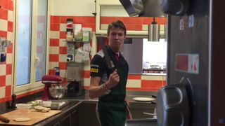 Trailer: Küchenschlacht Daniil Kvyat vs. Carlos Sainz