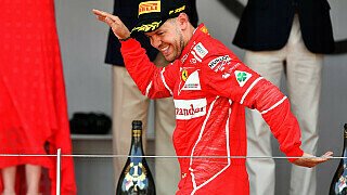 Sebastian Vettel war nach seinem Sieg in Monaco natürlich gut drauf. WM-Führung ausgebaut, Prestigerennen für sich entschieden - da kann man auch schon mal seine tänzerischen Fähigkeiten an den Tag legen - oder es zumindest versuchen., Foto: Sutton
