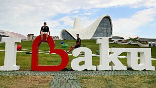 Baku bietet einige gute Gründe es zu lieben.
Seit 2016 bietet die Rennstrecke wiederkehrend actiongeladene Rennen, Safety-Cars, unerwartete Podestplätze und kontroverse Szenen. Ein Blick zurück auf die kurze, aber ereignisträchtige Geschichte des Aserbaidschan Grand Prix, bisherige Meilensteine und Rekorde., Foto: Red Bull
