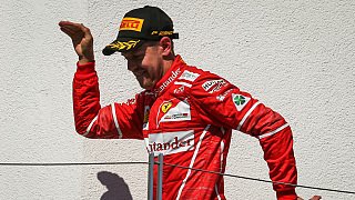 Vettel feiert auch in Ungarn wieder mit seinem "Walk like an Egyptian". Der Tanz wird langsam populär., Foto: Sutton