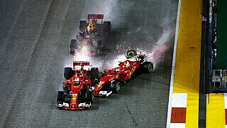 2017 - Ferraris Titelhoffnungen crashen:
Eigentlich war Singapur immer das Pflaster des Sebastian Vettel. Doch an diesem Rennsonntag des Jahres 2017 sollte sich nicht nur das Rennen, sondern der gesamte WM-Kampf gegen ihn entwickeln. Erstmals regnete es im Tigerstaat und so kam es zum ersten nassen Start unter Flutlicht. Vettel kam von Pole-Position nur durchschnittlich weg, während Ferrari-Teamkollege Kimi Räikkönen von Startplatz vier aus nach vorne schoss. Der zweitplatzierte Max Verstappen wollte ebenfalls nach vorne und fand sich im Ferrari-Sandwich wieder. Die Reifen des Niederländers trafen Räikkönens Ferrari, der daraufhin die Kontrolle verlor und in Vettel knallte. Für alle drei bedeutete die Startkarambolage das Aus. Großer Profiteur war Lewis Hamilton. Der Brite gewann auf einer eigentlich schwachen Strecke für Mercedes und baute seinen WM-Vorsprung gegenüber Vettel auf 28 Punkte aus, anstatt wie erwartet zu verlieren. Von diesem Schlag konnte sich Ferrari nicht mehr erholen und Hamilton fuhr zum Titel.
, Foto: Sutton 2017 - Ferraris Titelhoffnungen crashen:
Eigentlich war Singapur immer das Pflaster des Sebastian Vettel. Doch an diesem Rennsonntag des Jahres 2017 sollte sich nicht nur das Rennen, sondern der gesamte WM-Kampf gegen ihn entwickeln. Erstmals regnete es im Tigerstaat und so kam es zum ersten nassen Start unter Flutlicht. Vettel kam von Pole-Position nur durchschnittlich weg, während Ferrari-Teamkollege Kimi Räikkönen von Startplatz vier aus nach vorne schoss. Der zweitplatzierte Max Verstappen wollte ebenfalls nach vorne und fand sich im Ferrari-Sandwich wieder. Die Reifen des Niederländers trafen Räikkönens Ferrari, der daraufhin die Kontrolle verlor und in Vettel knallte. Für alle drei bedeutete die Startkarambolage das Aus. Großer Profiteur war Lewis Hamilton. Der Brite gewann auf einer eigentlich schwachen Strecke für Mercedes und baute seinen WM-Vorsprung gegenüber Vettel auf 28 Punkte aus, anstatt wie erwartet zu verlieren. Von diesem Schlag konnte sich Ferrari nicht mehr erholen und Hamilton fuhr zum Titel.
, Foto: Sutton