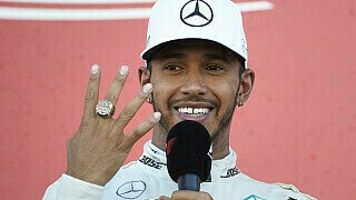 Lewis Hamiltons ganzer Stolz nach seinem Sieg in Japan: Takuma Satos Sieger-Ring vom Indy500. Den durfte Lewis auf dem Podium mal probetragen. , Foto: LAT Images