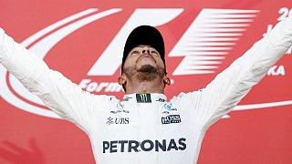 The Sun: Lewis vor dem vierten Titel. Hamilton rauscht zum Sieg beim Japan-Grand-Prix und stürzt seinen Rivalen Sebastian Vettel im WM-Rennen in die Krise., Foto: Mercedes-Benz