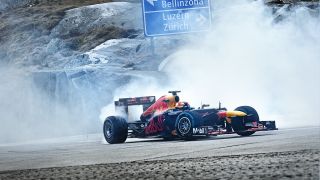 Sebastien Buemi im Red Bull-Weltmeisterauto RB8 auf Alpenpass