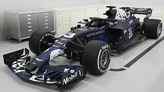 Hübsch steht er da, der nagelneue Red Bull RB14 mit seiner Test-Lackierung. Red Bull stellt als erstes Team ein echtes Auto vor, Haas und Williams zeigten nur Renderings. Hier sind die ersten Technik-Details zum neuen Bullen. , Foto: Red Bull