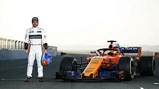 Da steht er: Breitbeinig, selbstbewusst und im neuen Kleid. Und daneben der neue McLaren MCL33. Spaß beiseite: Der neue McLaren ist optisch eine Wucht. Doch was steckt technisch dahinter?, Foto: McLaren
