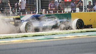 Zwiegespalten ist die Stimmung bei Mercedes nach der Qualifikation in Australien. Lewis Hamilton holte überlegen die Pole Position zum Saisonauftakt der Formel 1. Valtteri Bottas konnte nach einem Unfall in Q3 keine Zeit setzen und wird wegen eines Getriebewechsels nur von Platz 15 starten. Punkte zu holen ist dennoch keine unlösbare Aufgabe für den Finnen. Um den Sieg wird er aber kaum mitkämpfen., Foto: Sutton