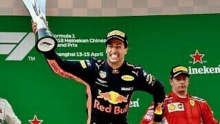 Daniel Ricciardo fuhr in Shanghai seinen sechsten Formel 1-Sieg ein. Aber der Sieg hätte durchaus auch von Max Verstappen erzielt werden können, wenn der Niederländer ruhiger geblieben wäre. In der Saison führt Sebastian Vettel jedoch weiterhin.
, Foto: Sutton